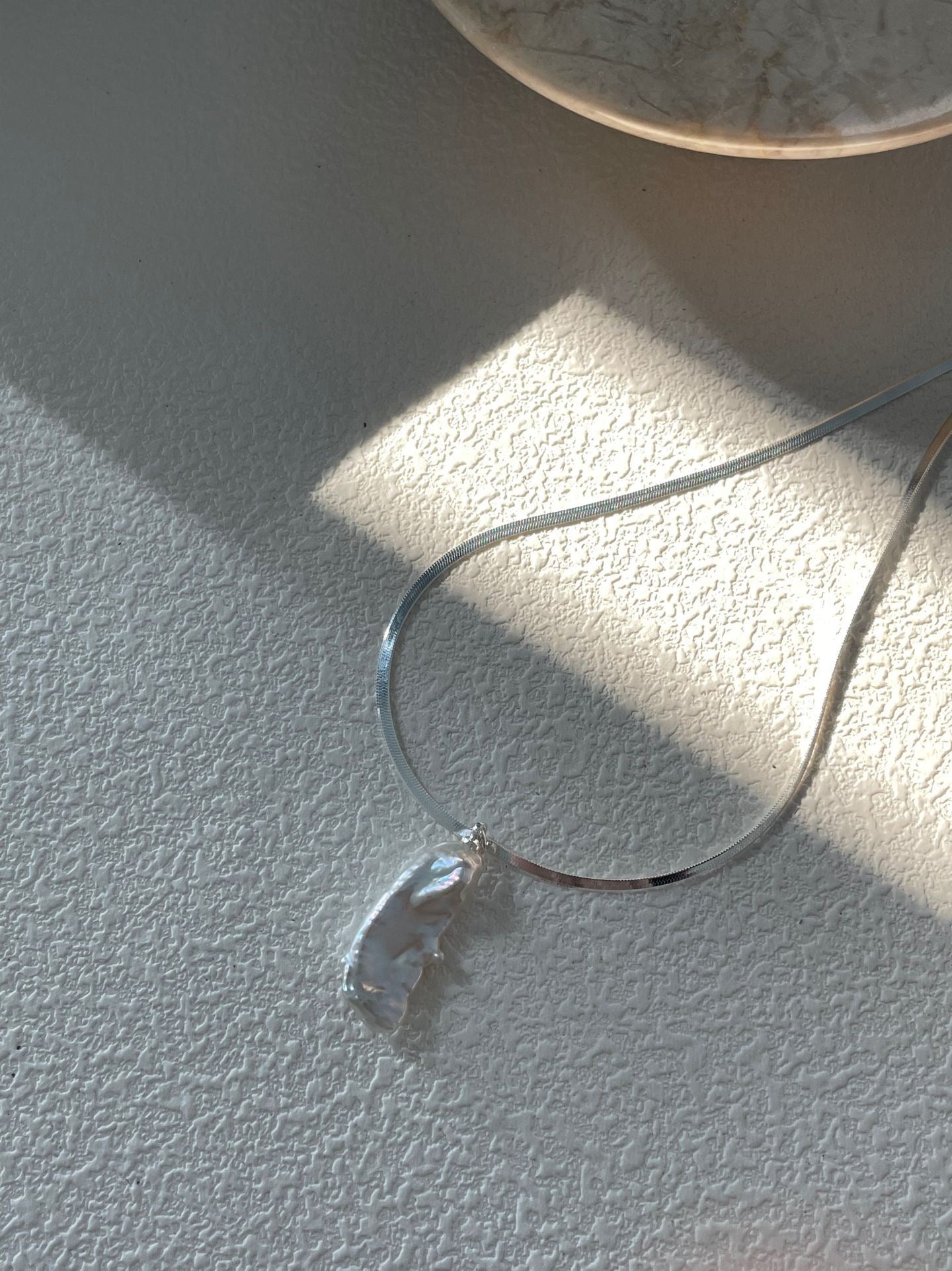 Tide Curve Necklace – Baroque Freshwater Pearl on Serpentine Sterling Silver Chain